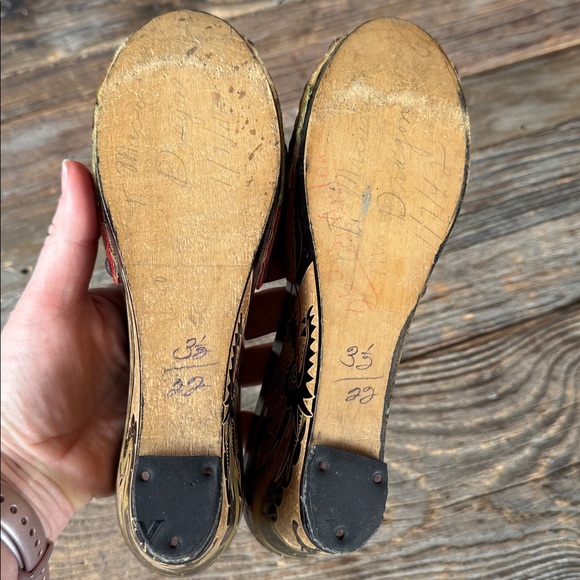 Vintage 1942 handmade & signed hand carved dragon wood wedges with velvet upper - Picture 9 of 10